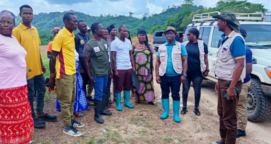 Agriculture Minister Dr. J. Alexander Nuetah, accompanied by Deputy Minister for  Planning &Development, Hon. David Akoi in conversation with farmers from the Fuamah Cooperatives, Lower Bong County 