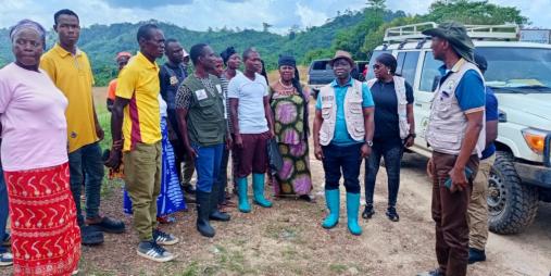 Agriculture Minister Dr. J. Alexander Nuetah, accompanied by Deputy Minister for  Planning &Development, Hon. David Akoi in conversation with farmers from the Fuamah Cooperatives, Lower Bong County 